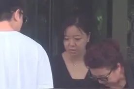 贾乃亮带甜馨与爷爷奶奶吃饭，奶奶不舍甜馨悲伤落泪，场面超泪目图片