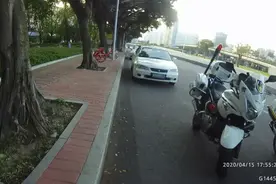 女司机晚高峰把车扔立交达3小时！交警直接吊销她驾照图片