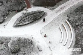 西建·天茂城小区 人工降雪迎新年 提升业主幸福感图片