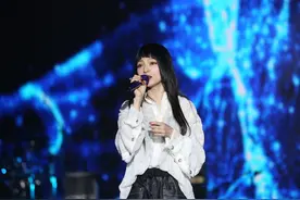 张韶涵罕见齐刘海造型，网友：一言难尽，还是保持中分吧图片