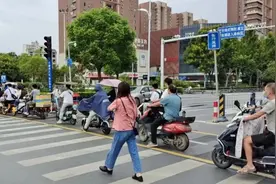 突然变了！阜阳首个"人车分离"斑马线来了图片
