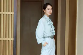 海清好会穿，淡蓝色衬衫配同色系西裤，精致干练又时髦图片