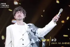 周传雄演唱会，万人合唱《黄昏》，狠狠地打了他“导师”的脸图片