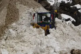 川藏线突发雪崩，滞留了850辆车，堪称318的死亡线，你还敢去吗？图片