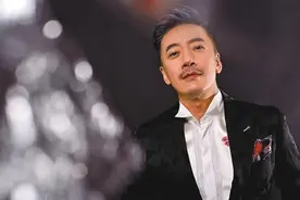 晚会前一天父母意外离世，含泪演唱完退出娱乐圈，18年后重返舞台图片