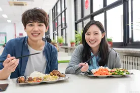 华中农大因饭菜太贵被吐槽，安徽某211大学，学生午餐1.5元可吃饱图片