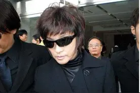 08年谢晋葬礼，范冰冰失控大骂，刘晓庆手持现金：不收就撒大厅图片