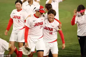 日本2-0击败美国夺得东京奥运会垒球金牌图片