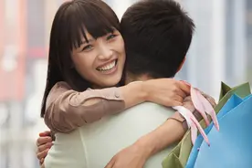 和女友恋爱才三天，她就想和我同居，女友：住一起，省房租图片