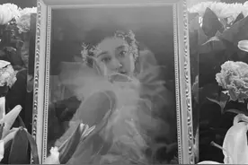 闺蜜公开孙侨潞遗像，曝光生前合照，鲜花簇拥如同“仙子”一般图片