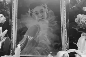 闺蜜公开孙侨潞遗像，曝光生前合照，鲜花簇拥如同“仙子”一般图片