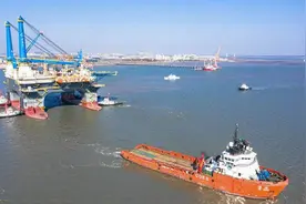 壮观！世界级海工平台在江苏南通“由江入海”图片