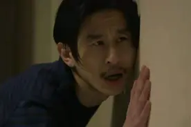 男人半夜老是偷听隔壁传来的说话声音图片