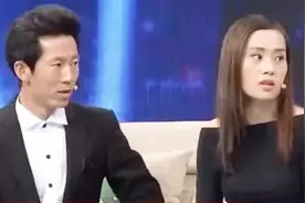女儿偷偷嫁人，父亲抹泪，一出场主持人立马站起来敬礼，感动图片