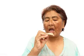 戴假牙后，里面的牙齿疼了该怎么办？这6件事要记清楚图片