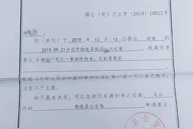 河南一母亲质疑女婿将女儿推下楼，“坠楼位置有他脚印”，警方：排除他杀，没任何疑点图片