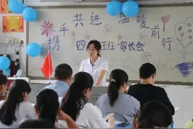 “请倒数第1名家长上台”，家长的几句话，让老师羞愧难当图片