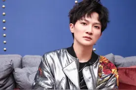 周深害怕开车躲到戚薇身后，谁注意他喊出的名字？教练都慌了图片