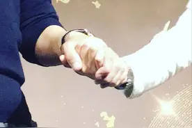 林心如结婚5年仍甜蜜！晒与霍建华牵手照，4岁女儿涂鸦太可爱图片