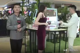 热巴活动现场照镜子，瞪大眼睛超可爱，网友：被自己美到了？图片