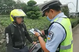 男子骑摩托车闯卡上高速，没走多远就遭了图片