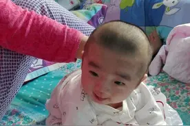 90宝妈只顾玩手机，宝宝摔下床隔天去医院检查，医生检查后说晚了图片