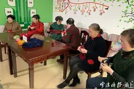 “心里感到很温暖！”宁波市民给“毛衣奶奶”送毛线，被现场的一幕感动图片