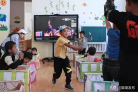 牵手去上学图片