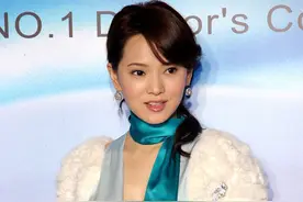 伊能静把缎面穿“活”了，别人身上的睡衣，穿在她身上就是贵妇装图片