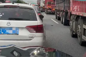 昨日！镇江一汽车突然起火，当场烧成框架图片