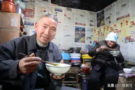 河南93岁老妈给60岁儿子做手擀面，网友羡慕了，说这才是幸福图片