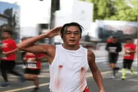为什么有人说跑马拉松时一定要贴“乳贴”？不贴会有什么后果？图片