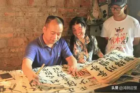 湖南50岁大妈练楷书20年，只为筑起书法梦，后来一幅字卖到一百元图片