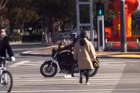 机车骑士等红灯越线，遇到豪横姐：踏平你，人行道也是你能停的？图片