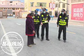 赣州女子路边捡到红色塑料袋，打开一看惊了：6沓百元大钞图片