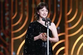 罗海琼不愧是华谊老板娘，快50岁了体态却看着年轻，穿黑裙真高级图片