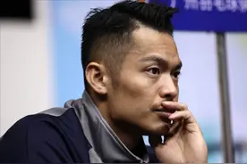 林丹妻子带儿子出游，43万手表惹人注目，网友：项链皮带是重点图片