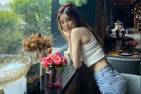 糖小幽深夜秀身材，doinb却在疯狂打赏女主播？身后的背景亮了图片