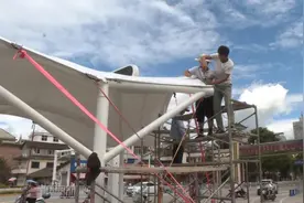 汉中南郑：天汉大道路口建遮阳棚带来清凉 方便出行图片