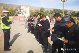 张掖公安交警为摩托车驾驶员送上交通安全第一课图片