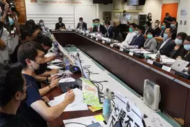 港府公布第一批“DQ”名单，66名黑暴区议员将滚蛋，并被追薪图片