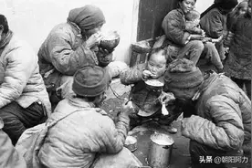 老照片：70年中国人餐桌的变化，图六是人民公社大食堂图片