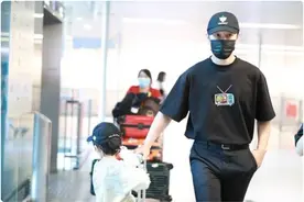 黄晓明带儿子现身潮爸范十足，小海绵长腿抢镜，baby忙拍戏未现身图片