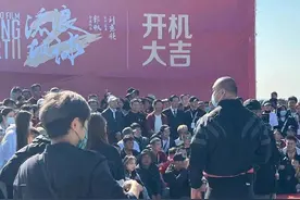 吴京新电影开机照曝光，刘德华站C位，张丰毅个子突出太抢镜图片