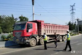 胆大妄为！车辆超载被锁，他半夜锯断锁胎器跑了！| 一线微观图片