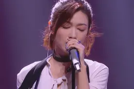 万茜右胳膊受伤，坚持上台表演，当她不自觉举起受伤的手臂，哭了图片