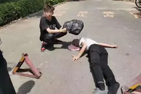 七旬老人突发疾病倒地昏厥，15岁少年上演“教科书”式救援图片