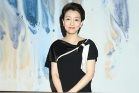 杨澜穿小黑裙优雅亮相，53岁皮肤白皙光滑无一丝皱纹，真美图片