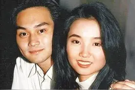 恭喜！王书麒许秋怡爱子高中毕业，全家福曝光，17岁儿子高大帅气图片