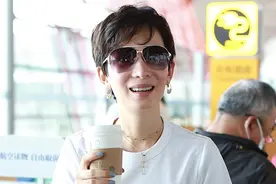 韩庚老婆卢靖姗好时髦，白色西装马甲配抹胸+牛仔裤，帅气有型图片